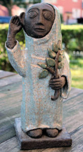 Lauschender Mönch mit Zweig in der Hand.