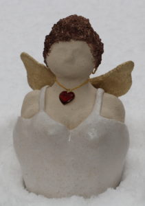 Runder Engel im Schnee