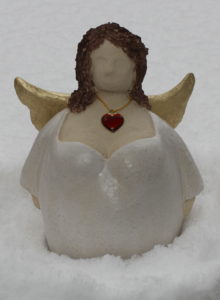 Runder Engel im Schnee