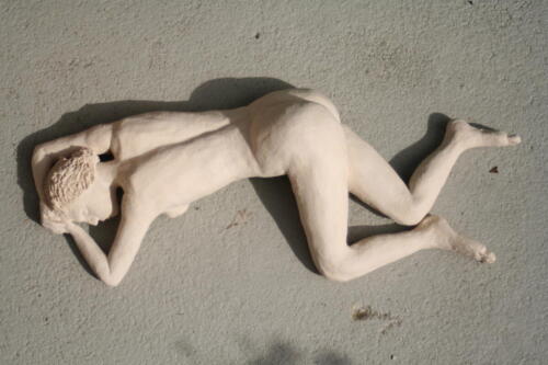 weiblicher Akt, halb seitlich auf dem Bauch liegend (2006)