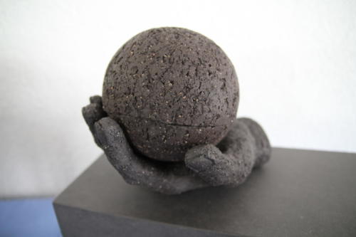 Kugel auf einer Hand (2011)