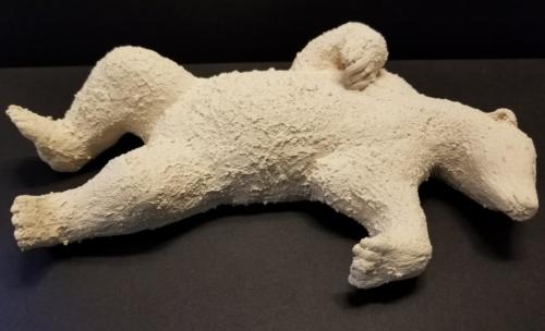 Eisbär, der auf dem Rücken liegt. (2018)