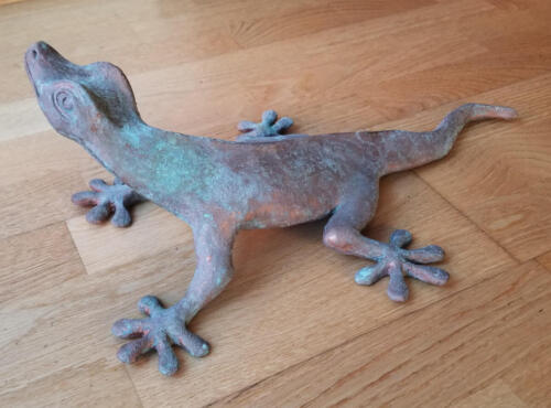 Kupfer-Imitation eines Geckos auf dem Holzboden