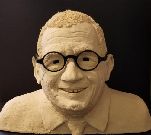 Portrait eines lächelnden Mannes mit Brille