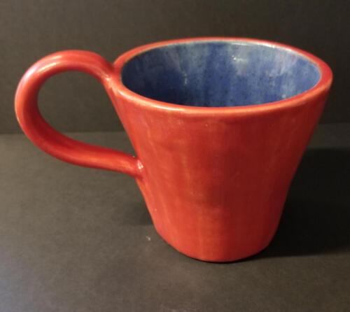 Tasse mit Henkel, aussen rot, innen blau